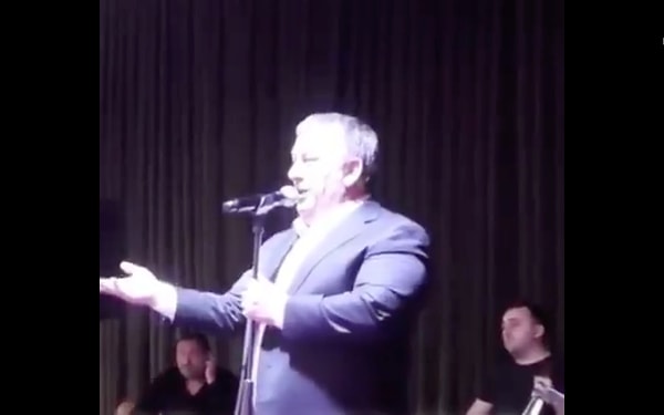 Kıbrıs'ta verdiği konser sırasında fenalaşan Volkan Konak'a ilk müdahale sahnede yapıldıktan sonra hastaneye kaldırıldı.