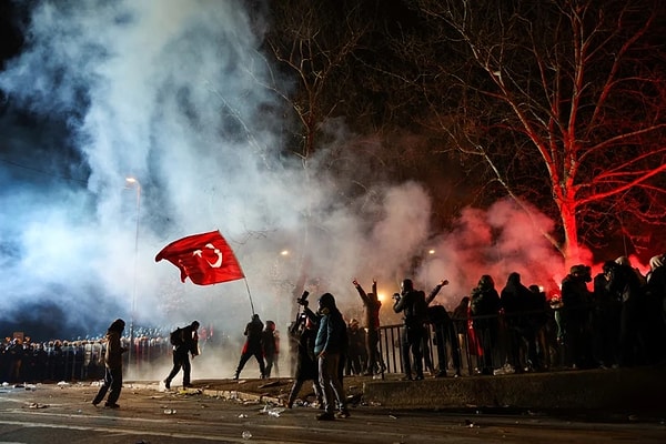 Konuya ilişkin açıklama yapan avukat Fırat Aras "İstanbul 6. Asliye Ceza Mahkemesi Hakimi, saraçhane gözaltıları sonrası bir kısmı cezaevinde tutuklu, bir kısmı ev hapsinde tutulan 28 sanık hakkında açılan davada tüm sanıkları tahliyesine karar verdi" dedi.