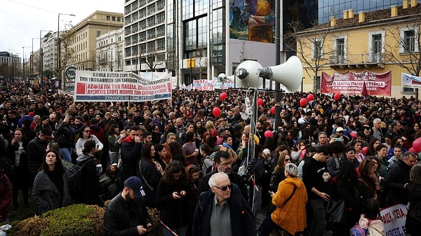 Yunanistan’da işçi ve memurlar "hükümetin hayat pahalılığına karşı önlem alması" talebiyle 24 saatlik greve gitti.