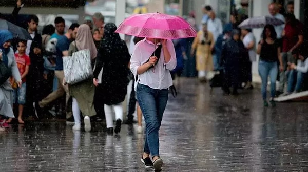 Yarından itibaren İstanbul'da da sağanak beklendiğini söyleyen Macit, "İstanbul'da hava sıcaklıkları 10 ila 11 derece olacak. İzmir'de de yer yer sağanak yağışlar var. Hava sıcaklığı 17 ila 18 derece civarında olacak" dedi.