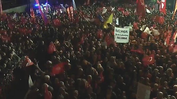 Mitingde konuşan CHP'li Özel, Cumhurbaşkanı Erdoğan'a seslendi. "Bugün her çarşamba akşamı bir ilçemizde yapacağımız gece mitinglerinden ilkini yapmak üzere Şişli'ye geldik'' diyen Özel sözlerine şöyle devam etti: