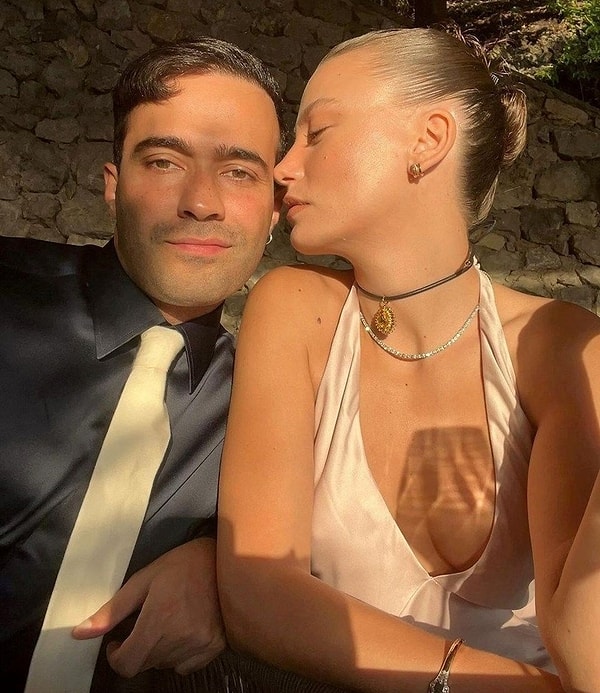 Serenay Sarıkaya ile yaşadığı aşk sayesinde magazin gündeminin en çok konuşulan isimlerinden biri haline gelen Demir, sık sık “reklam ilişkisi mi?” sorularıyla karşılaştı.