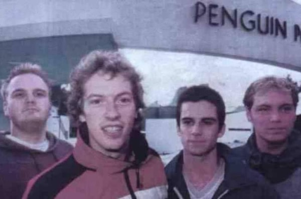 Coldplay, 1996 yılında İngiltere'de solisti Chris Martin ve gitaristi Jonny Buckland öncülüğünde kuruldu.