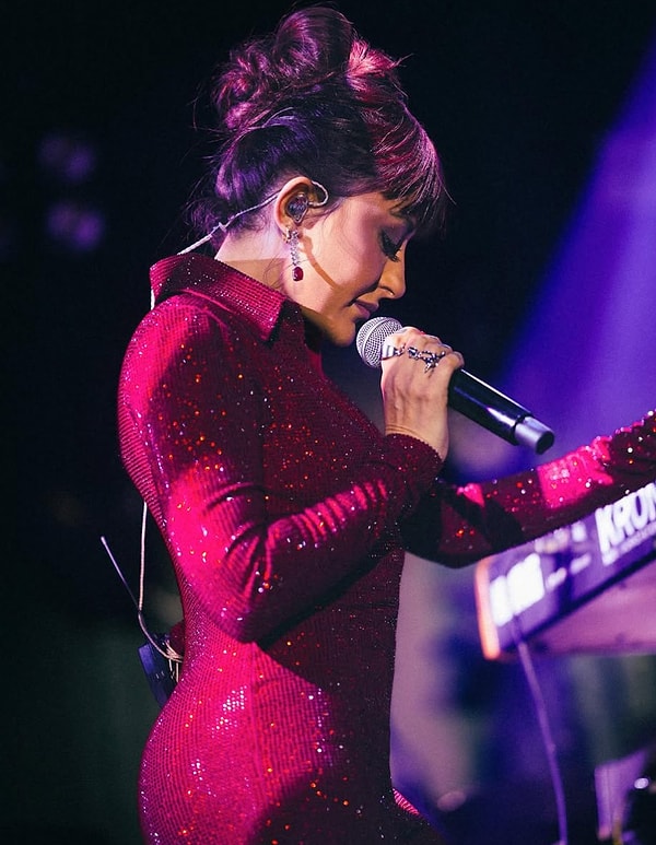Yıldız Tilbe'nin "Vursalar Ölemem" adlı şarkısını yorumlayarak müzik dünyasına adım atmasının ardından sesiyle hepimizi büyülemeye davem eden Melek Mosso kariyer basamaklarını bir bir çıktı. Görseli