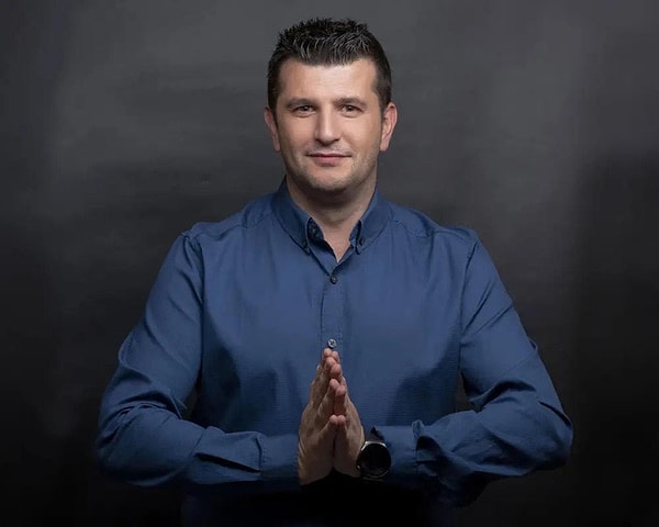 "Gençler beni yeni keşfetti" diyen Tanal, bu kez de Astrolog Dinçer Güner'in radarına takıldı.