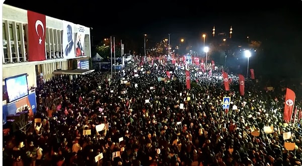 İstanbul 70. Asliye Ceza Mahkemesi 34'ü tutuklu, 15'i tutuksuz 49 sanık hakkında açılan iddianameyi kabul etti.