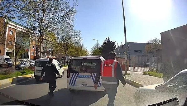 Emniyet Müdürlüğünden yapılan açıklamada, Esenyurt'ta yaşanan ve görüntüleri bazı basın yayın organları ile sosyal medyada paylaşılan olayda yer alan polis memurlarıyla ilgili derhal inceleme başlatıldığı belirtildi.