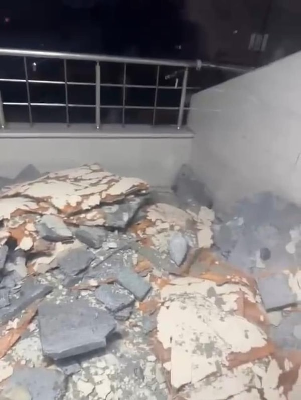İstanbul’da etkili olan lodos rüzgarları yaşamı olumsuz etkiledi.
