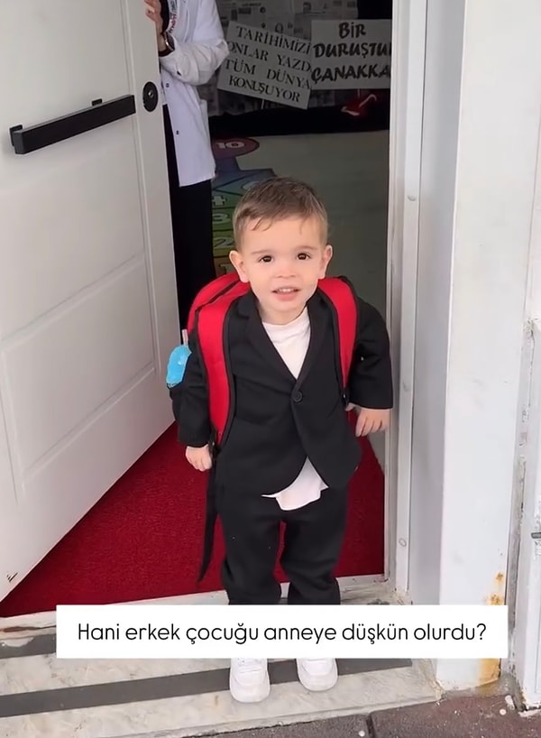 Tatlı çocuğun babasına olan aşkı gülümsetti.