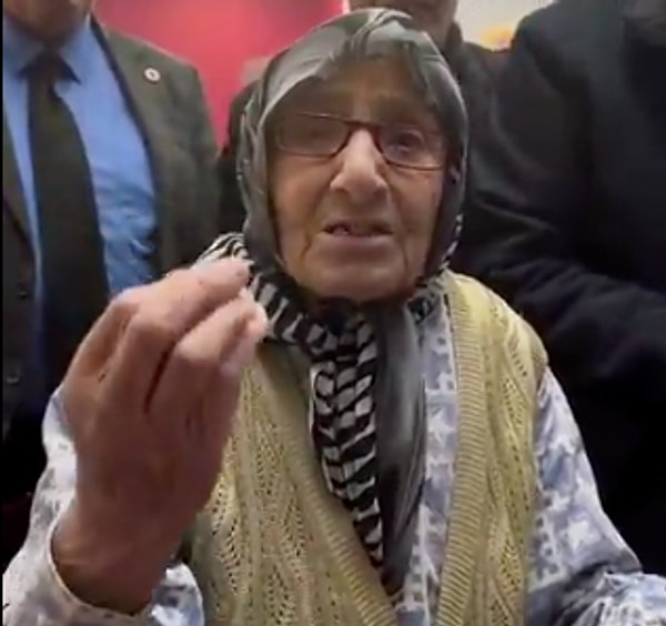 Sandığa giden yaşlı teyze, şu sözlerle İmamoğlu'na destek mesajı verdi: