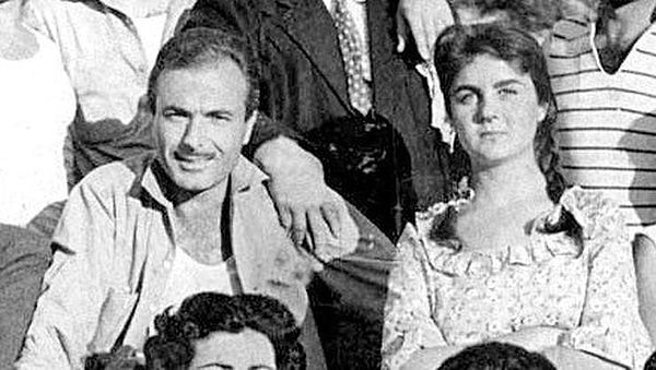Zamanla Memduh Ün ve Fatma Girik arasında başlayan arkadaşlık, yıllara yayılan ömürlük bir aşka dönüştü.
