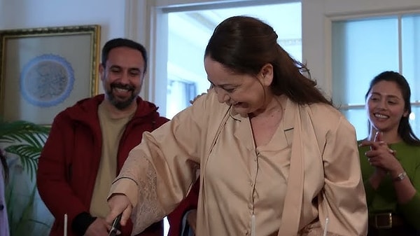 Sibel Taşçıoğlu'nun pasta kesip veda konuşması yaptığı anlarda rol arkadaşları gözyaşlarını tutamadı.