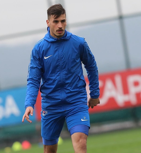 Berk Çetin'in şiddet görüntüleri ortaya çıkarken aynı isme sahip bir futbolcu sosyal medya hesabına gelen kötü yorumların ardından açıklamada bulundu.
