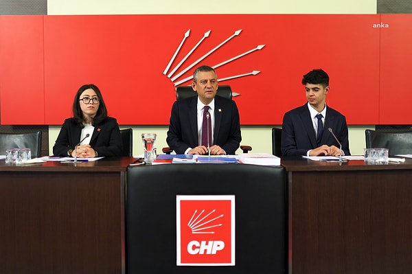 CHP’nin 21’inci Olağanüstü Kurultayı’nda, kurultaya tek aday olarak giren Genel Başkan Özgür Özel, bin 171 oyla yeniden genel başkan seçilmişti. Özel’in delegeye sunduğu anahtar liste de kabul edilmişti.