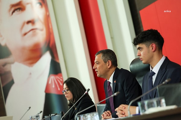 Toplantıda Özel’in yanına PM'nin en genç üyeleri Berkay Gezgin ve Berna Özgül oturdu.