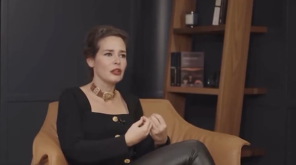 "Şiddet şiddeti doğurur" diyen Pelin Batu çocuğuna da durumu bu şekilde anlatmış.