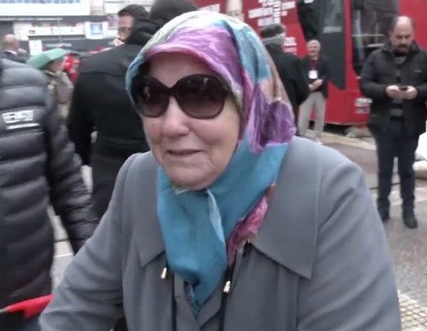 Mitinge yürüteciyle gelen yaşlı kadın, İmamoğlu'nun serbest bırakılmasını talep etti.