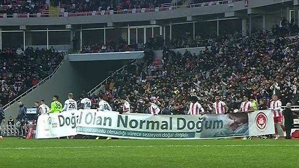 Sivasspor-Fenerbahçe maçında açılan pankarta tepkiler sürüyor.