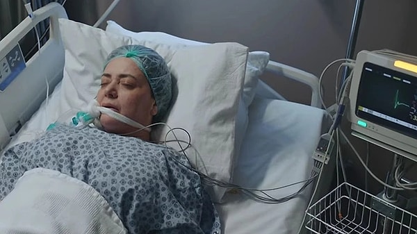 "Ayrılık kararı senaryo gereği mi yoksa perde arkasında başka sebepler mi var?" tartışmaları da bir hayli alevlendi. Görseli