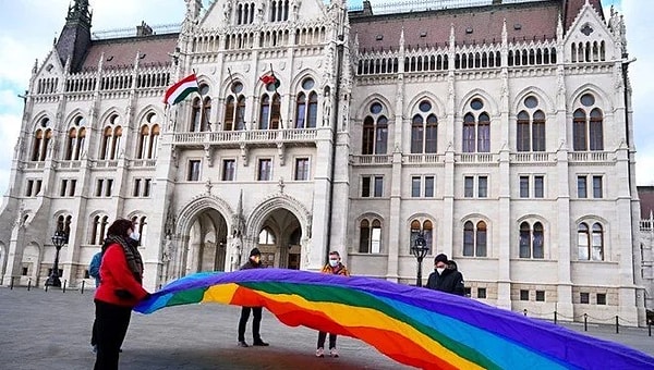 Yeni yasayla hükümet Onur etkinliklerini yasaklamış oldu. Ayrıca bu etkinliklere katılanları tespit etmek ve cezalandırmak için de adım attı. Yüz tanıma sistemi kullanacak.