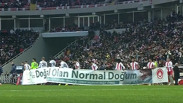 "Doğal olan normal doğum” pankartı tepkilere neden olmuştu, Rey Manaj özür diledi.
