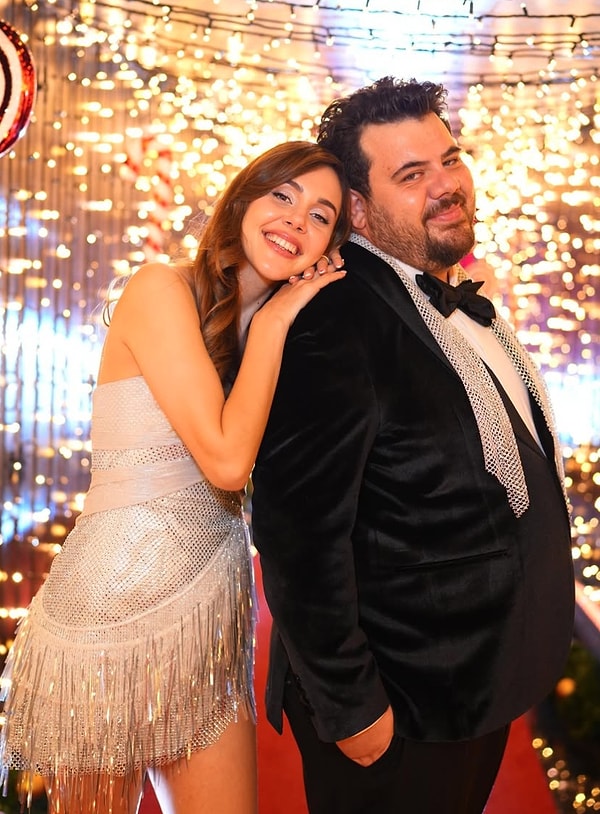 Televizyon dünyasının sevilen isimlerinden Eser Yenenler ve güzelliğiyle olduğu kadar doğal tavırlarıyla da dikkat çeken Berfu Yenenler, 2019 yılında hayatlarını birleştirmişti.