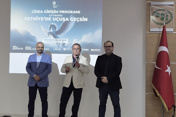 Etkinliğin açılış konuşmalarında, Likya İş İnsanları Derneği Başkanı Volkan Büber, bölgenin iş insanları olarak yeni fikirleri ve girişimleri Fethiye’ye getiren bu organizasyonun, daha önce bölgede yapılmadığı için fikir aşamasında yönetim kurulu ve üyeler tarafından cesur bir şekilde desteklenerek bugüne kadar geldiğini, profesyonel bir yapıya bürünmesinin de TOYED’in özverili yaklaşımı sayesinde olduğunu iletti.