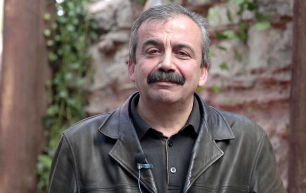 Milletvekili Sırrı Süreyya Önder dün akşam saatlerinde ciddi kalp rahatsızlığı nedeniyle ambulansla hastaneye kaldırılmıştı.