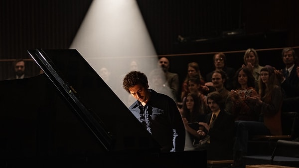 Bir hafta sonra Cemal Reşit Rey’de izleyeceğimiz konser öncesi ismini ilk kez duyduğum bu müzisyene dair bilgi sahibi olmam ve daha önce hiç duymadığımı belli etmemem gerekiyordu.