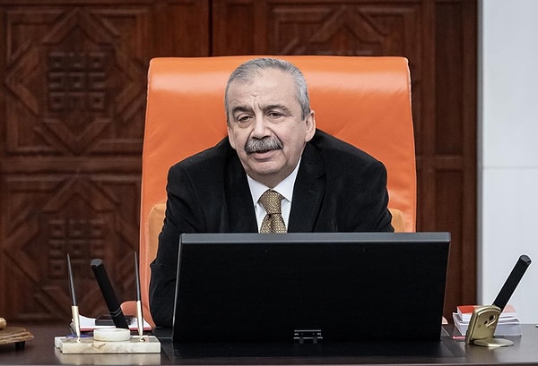 Evinde geçirdiği kalp krizi sonrasında acil olarak hastaneye kaldırılan TBMM Başkanvekili, DEM Parti İstanbul Milletvekili Sırrı Süreyya Önder’in sağlık durumu ciddiyetini koruyor. Görseli