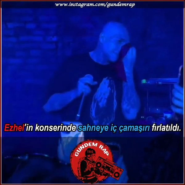 Dönem dönem müziği dışındaki konularla da gündeme gelen rapçi Ezhel’e sahnede iç çamaşırı atıldı. Görseli