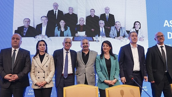 TBMM Başkanvekilliği görevini de üstlenen DEM Parti İstanbul Milletvekili Sırrı Süreyya Önder, DEM Parti’nin İmralı görüşmelerini yapan ekipte yer alıyordu. Görseli