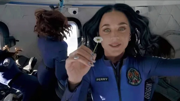 Dünyaca ünlü şarkıcı Katy Perry bu yolculukta yanında papatya götürdü.