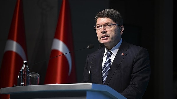 Gazeteci Rasim Ozan Kütahyalı, CHP’ye, Hikmet Çetin’in geçici kayyum olarak atanacağını öne sürdü. Bu iddia sonrası Adalet Bakanı Yılmaz Tunç, sosyal medya hesabından açıklama yaptı.