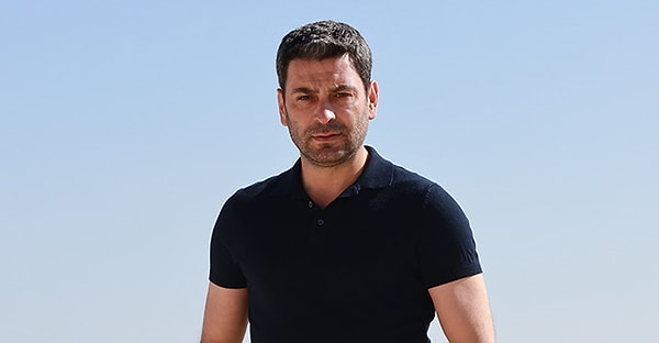 Ünlü oyuncuya ilk destek Uzak Şehir'in Cihan'ı Ozan Akbaba'dan geldi.