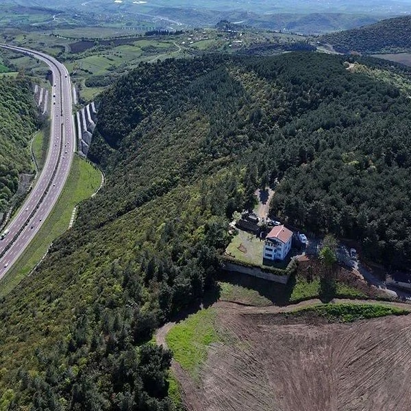 "Herkesten nefret ediyorum evi" olarak tanınıyor. Görseli