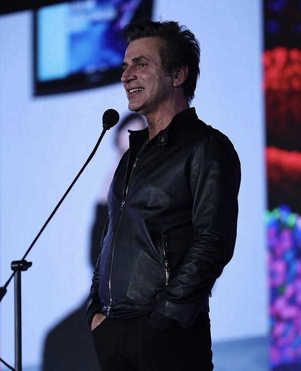 Türk rock müziğinin efsane ismi, serseri doğup serseri öleceğine milyonları inandıran Teoman, yıllar geçtikçe asi ruhunu bir kenara bırakıp epey bir şerbetlendi biliyorsunuz. Görseli