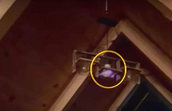 Sapanca'da geceliği 12 bin lira olan bungalovda gizli kamera bulunmuştu. Bunun üzerine gözaltına alınan işletme sahibi ve bir çalışan çıkarıldıkları mahkemece tutuklandı. Görseli