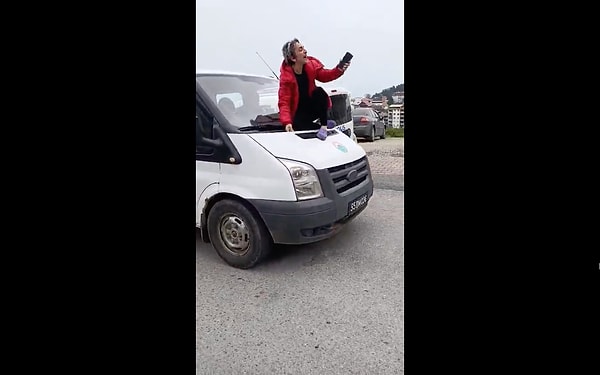 Yapılanın yasla olmadığını belirten kadın, ekiplere bağırarak tepki gösterdi.