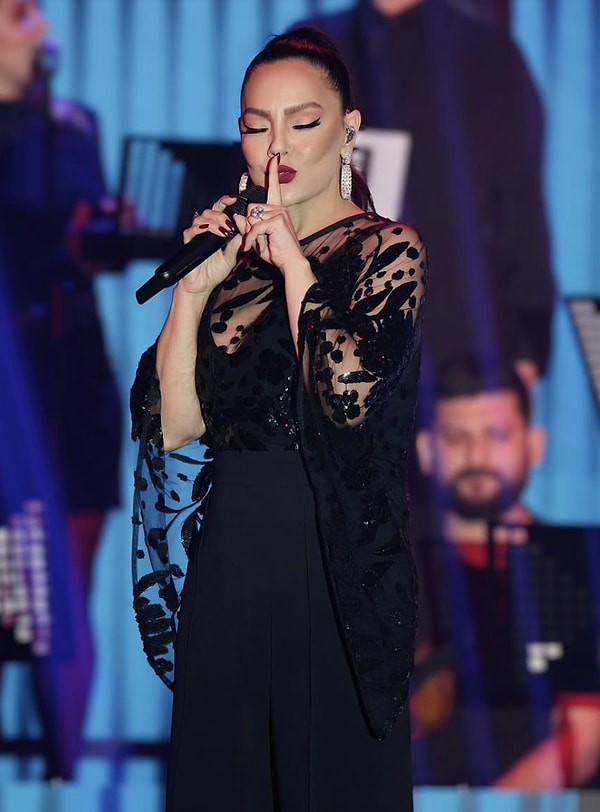 Sesiyle yıllardır milyonları kendine hayran bırakan ünlü şarkıcı Ebru Gündeş, skandallarla dolu özel hayatı, sahnesi ve sahne kombinleriyle sık sık gündem olan isimlerden biliyorsunuz. Görseli