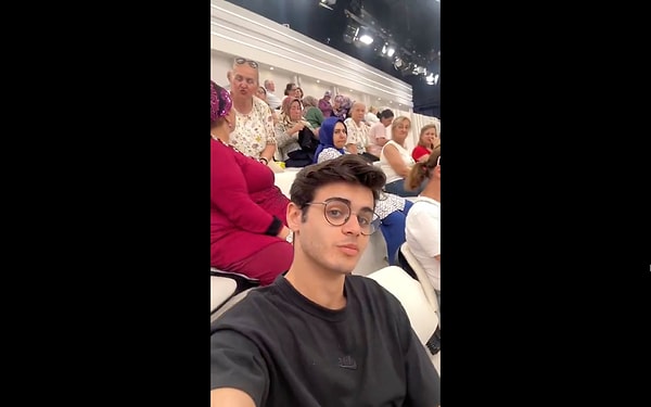 Teknede düzenlenen güne katılan genci, elleriyle beslediler.