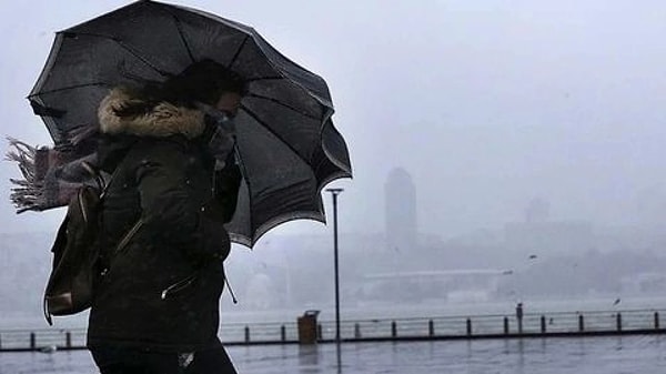 Meteoroloji uzmanları, hafta sonu için plan yapan yurttaşları uyardı. Cumartesi günü, Türkiye’nin kuzey yarısı için kuvvetli yağış ve fırtına bekleniyor.