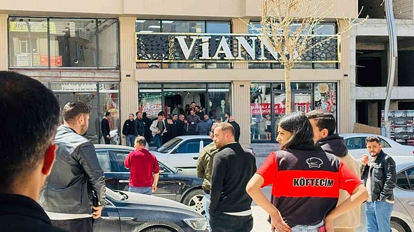 Edinilen bilgiye göre, Van'ın Şerefiye Mahallesi'ndeki Ferit Melen Caddesi'nde bir giyim mağazasına silahlı saldırı düzenlendi.
