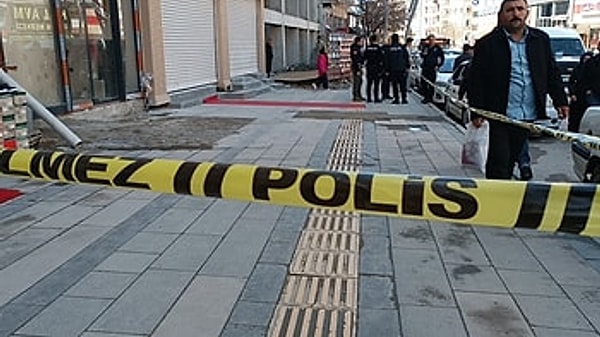 Yaralılar hastaneye kaldırılırken, tedavi altına alınan yaralılardan biri tüm müdahaleye rağmen kurtarılamadı.