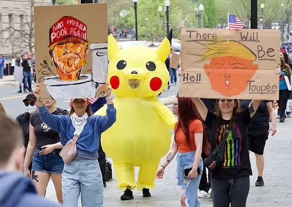 İmamoğlu'na destek eylemlerinden birkaç gün sonra "Hands Off Trump" protestoları ise malumunuz.