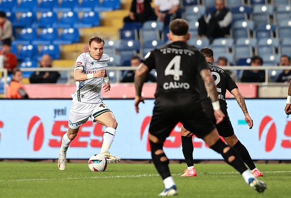 Duygusal maçta gol düellosu vardı." Görseli