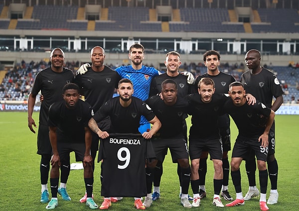 Maça Boupendza formasıyla çıktılar Görseli