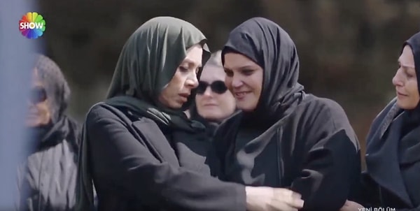 İki bölümdür son derece duygusal sahnelerin yer aldığı Kızılcık Şerbeti'nin 97. bölümü cenaze sahnesiyle başladı. Görseli