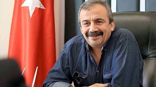 Kalp rahatsızlığı nedeniyle hastaneye kaldırılan ve aort damarı yırtılan DEM Partili Sırrı Süreyya Önder'in tedavisi yoğun bakımda devam ediyor. Görseli