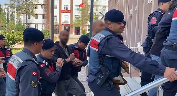 Kısa bir özet geçmek gerekirse... Onlar bildiğimiz baronlardan değil! Görseli